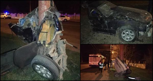 Imagini de coşmar în Moldova. BMW rupt în două, jumătate din maşină aruncată 60 de metri după impact