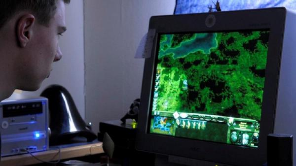 Copil dus de urgenţă la spitalul din Botoşani după ce s-a jucat peste 6 ore pe calculator şi a leşinat