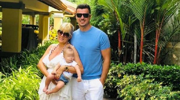 Fosta blonda de la Cotroceni apare în fotografie alaturi de Eva Maria, fiica sa şi iubitul Adrian Alexandrov