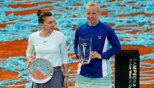 Simona Halep și Kiki Bertens cu trofeele de la Madrid în mână