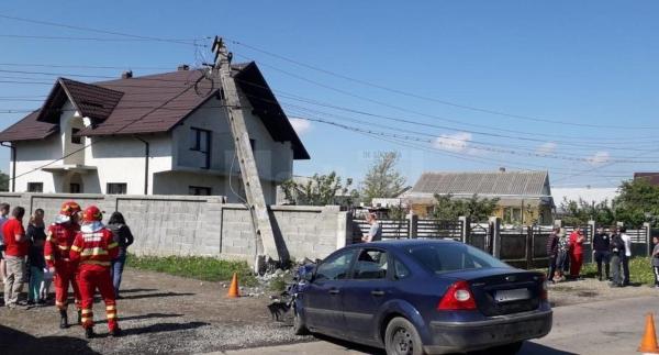 Mașina lângă stâlpul pe care l-a dărâmat în Udești, Suceava