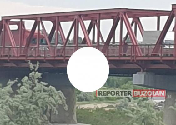 Tânăr spânzurat de podul de la Mărăcineni