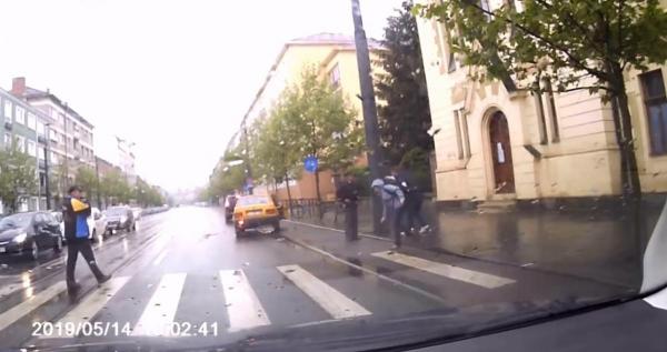 Un tânăr care traversa strada pe trecerea de pietoni a fost spulberat de un şofer de 71 de ani