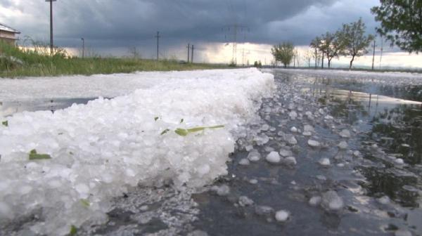 Cod portocaliu de vreme severă emis de ANM. Ploi torenţiale şi grindina lovesc un judeţ, în următoarea oră