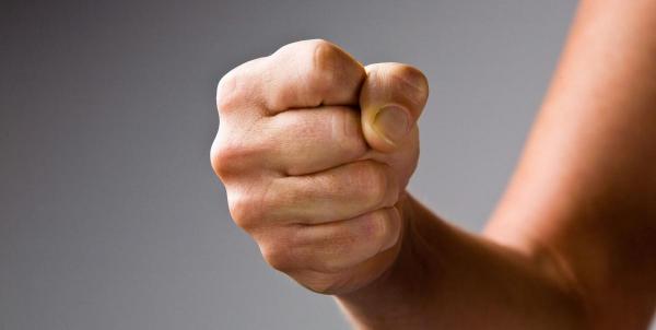 Tânărul nu ştia cu cine se pune când s-a ridicat să-l ia la palme pe bătrân