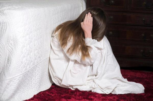 Fetiţă de 10 ani batjocorită de vecinul de 72, cu ştirea părinţilor. Decizie controversată a judecătorilor