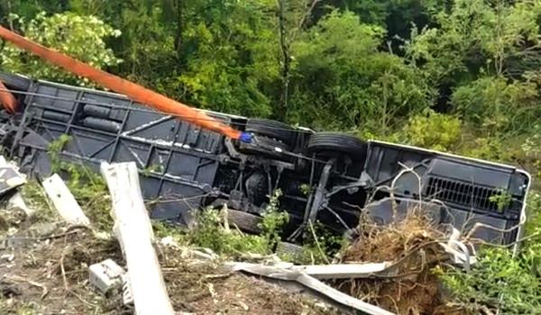 Un autocar cu 60 de turişti s-a răsturnat pe autostradă la Siena, în Italia