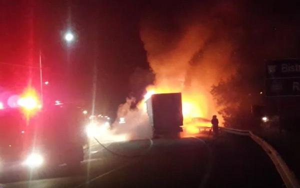 Un TIR a fost cuprins de flăcări la ieșirea din Crainimăt spre Bistrița