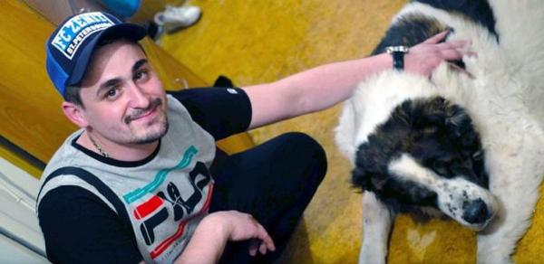 Maidanezii au vrut să-l urmeze dar au fost ucişi