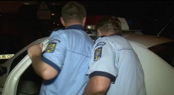 Un bărbat din Vaslui a stropit 2 poliţişti cu benzină, ca să le dea foc
