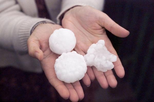 Alertă meteo cu efect imediat. 7 judeţe lovite acum de grindină, vijelii şi furtuni puternice