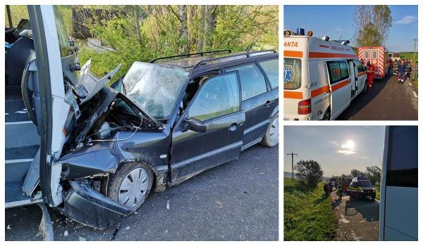Autobuz cu 25 de călători lovit frontal de un şofer beat, care a intrat pe contrasens, la Mureş