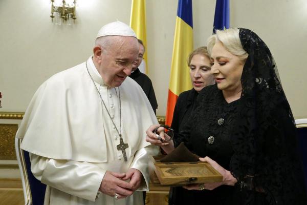 Viorica Dăncilă i-a făcut cadou Papei Francisc un ceas lucrat manual (Video)