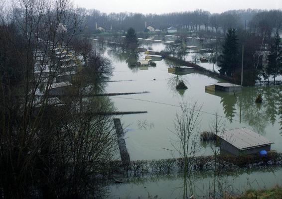 4 copii au fost luaţi de ape, după o ploaie puternică, în judeţul Prahova, Peste 30 de pompieri îi caută