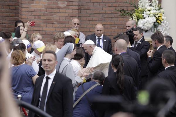 Imagini emoţionante de la vizita Papei Francisc în Bucureşti (Foto)