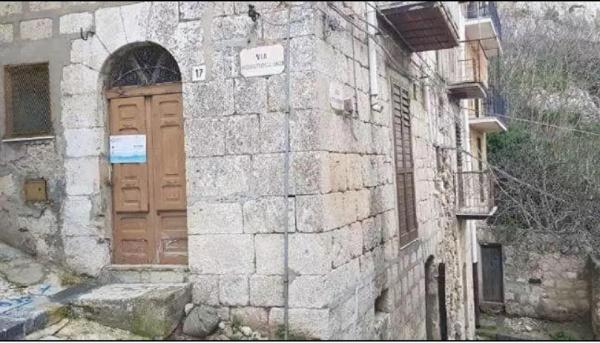 Cei care îşi cumpără case la un euro trebuie să le renoveze