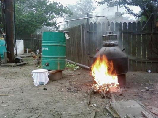 Vasluian în stare critică, după ce a încercat să facă prea multă ţuică şi a explodat cazanul