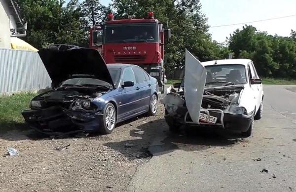 BMW făcut praf de o Dacie 1310, la Botoşani (Video)