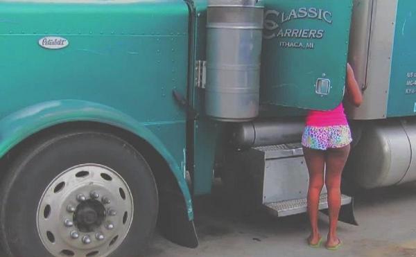 Camionagiu jefuit de bani, telefon mobil şi ţigări de o tânără, într-o parcare din Cluj