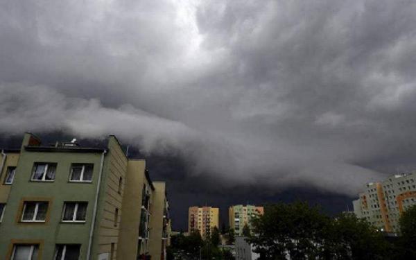 Furtuna din Bucureşti vine cu vânt puternic, grindină şi descărcări electrice