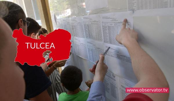 Candidaţi privesc rezultatele la Evaluarea Naţională