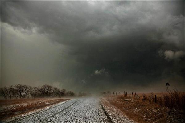 Furtuni deosebit de puternice lovesc acum în 12 judeţe. Alertă meteo cu efect imediat