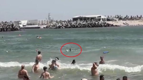 Alertă maximă, steag roșu în sudul litoralului. Un copilaş a fost scos din valuri de salvamari (Video)