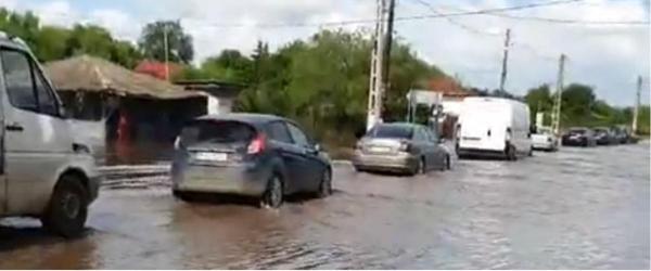 Maşinile înaintează cu greu prin apă