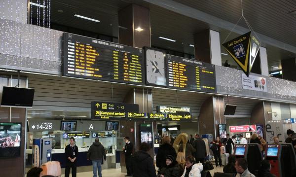 Oameni în sala de așteptare pe Aeroportul Otopeni