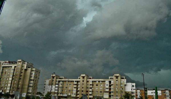 Cod portocaliu de ploi torenţiale şi descărcări electrice în Bucureşti