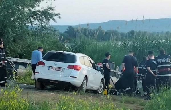Tânără mamă ucisă de propria maşină, sub ochii copilului, după ce a parcat în pantă pe malul Dunării
