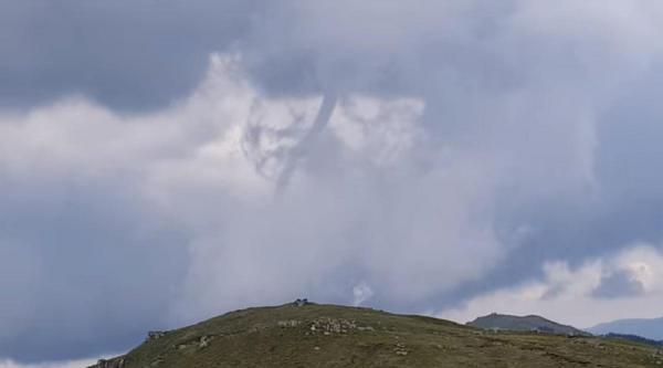 O tornadă a fost surprinsă la Cota 2000, pe Platoul Bucegilor, aproape de Piatra Arsă