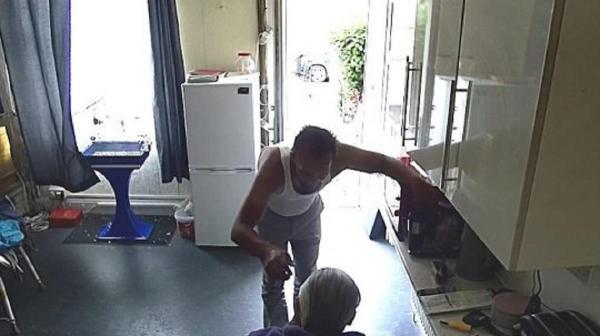 Bărbatul a fost surprins de camerele de filmat