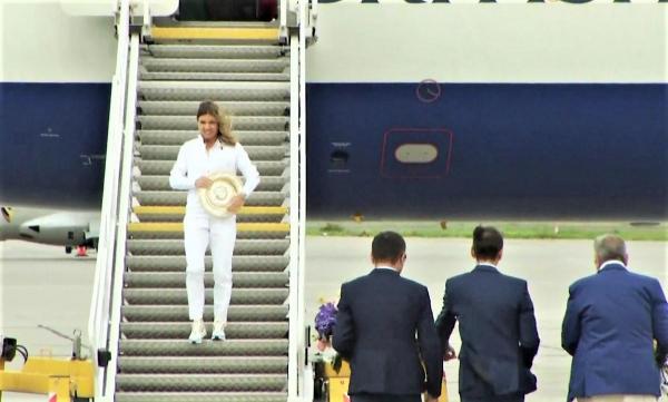 Simona Halep a revenit în România, cu trofeul de la Wimbledon. Ceremonie de primire pe Aeroportul Otopeni (Live Video)