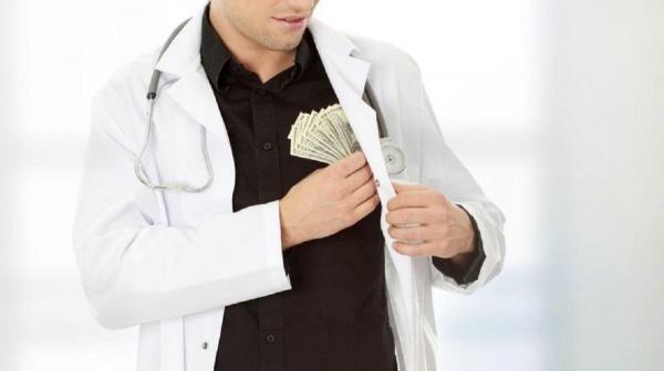 Falşi pacienţi umblă prin spitale ca să prindă medicii şpăgari. Operaţiunea sub acoperire a ministrului Sănătăţii dă rezultate