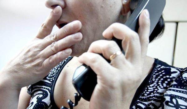 Bătrână din Vaslui, infarct după ce a primit un telefon de la un escroc