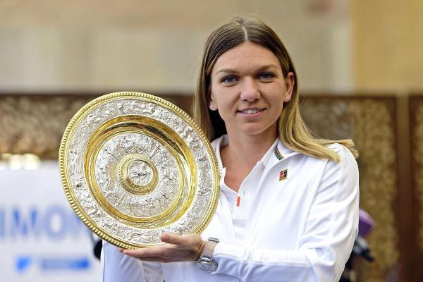 Simona Halep prezintă, pe Arena Naţională, trofeul câștigat la Wimbledon