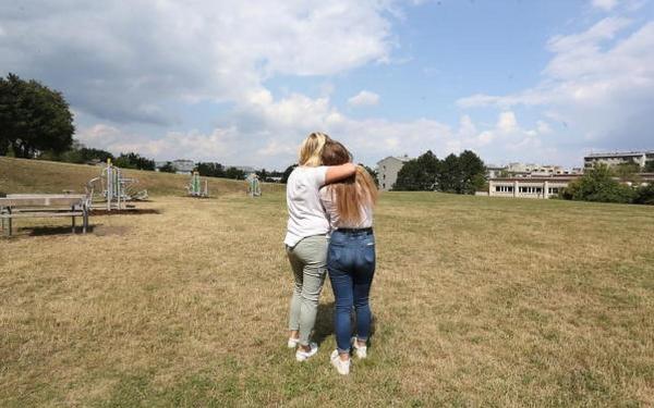 Fata agresată împreună cu mama ei