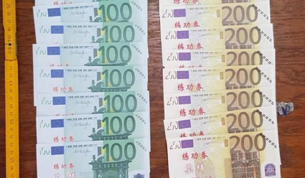 Avere de mii de euro şi dolari tipăriţi în chineză, confiscată de la un bărbat din Harghita, care le dădea cadou şi prietenilor