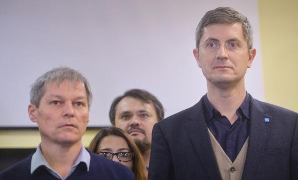 Dan Barna și Dacian Cioloș într-o conferință de presă