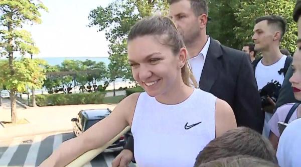 Simona Halep prezintă trofeul de la Wimbledon la bordul unui autobuz etajat, la Constanţa