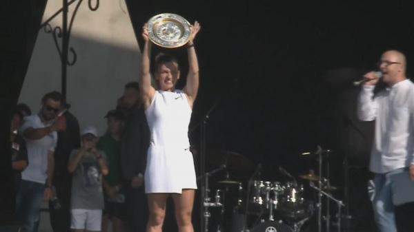 Simona Halep ridică trofeul de la Wimbledon pe scenă, la Constanța