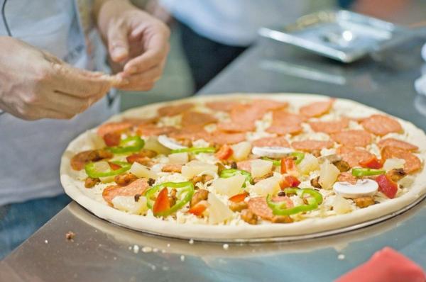 Pizzer român înjunghiat de un coleg, într-un restaurant din Roma, pentru că nu ar fi respectat reţeta