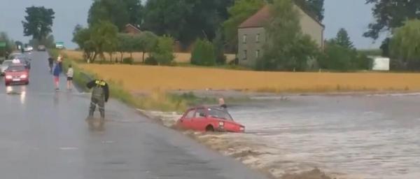 Şoferul s-a ambiţionat să circule pe un drum inundat