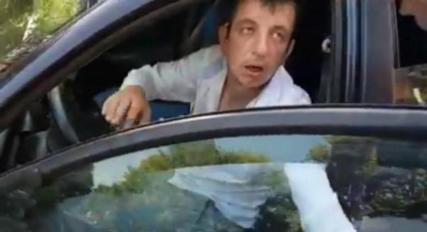 Şoferul, tras pe dreapta de polițiștii rutieri, abia poate să vorbească de beat ce este