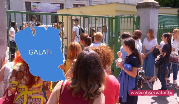 Elevi consultă listele cu note la Bacalaureat