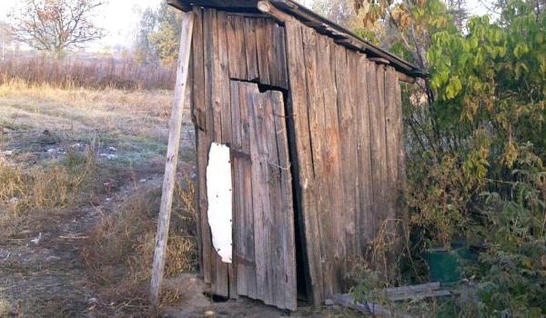 Bebeluş aruncat în WC de mamă, în localitatea Sîrbi din Botoşani