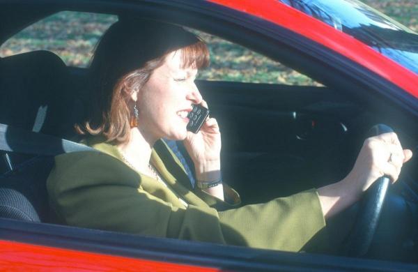 Permisul auto suspendat pentru simpla ţinere în mână a telefonului mobil la volan. Modificările la Codul Rutier, adoptate