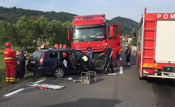 Un sucevean și-a găsit sfârșitul sub un TIR, după ce a intrat pe contrasens