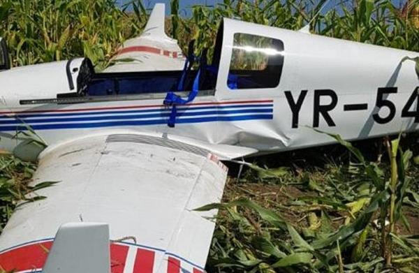 Un avion a aterizat forţat într-un lan de porumb, în Mureş. Pilotul, un american, transportat cu elicopterul SMURD la spital